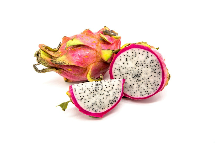 Pitaya partida por la mitad, con pulpa blanca y semillas negras