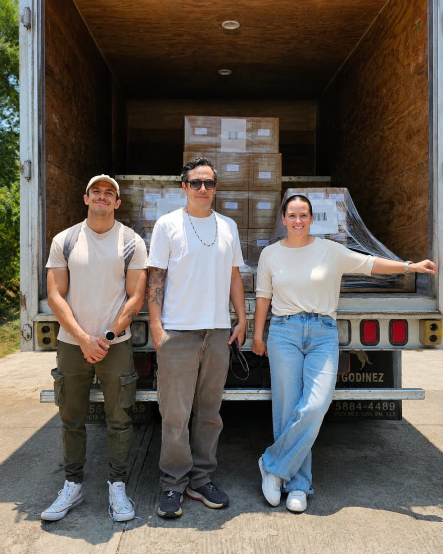 Ricardo, Virgilio y Marielle frente a un camión cargado de cajas de EIYŌ