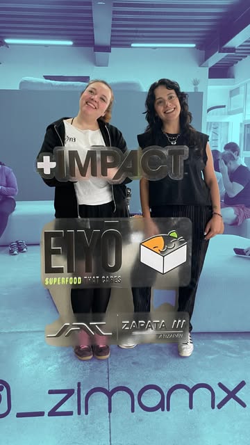 Dos asistentes con el logo de EIYŌ en el evento +IMPACT