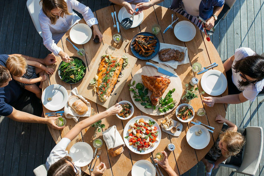 Amigos compartiendo una mesa con platillos, vista desde arriba